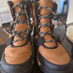 Sorel boys size 1 snow boot